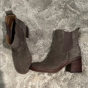 Crown Vintage Stylish Gray Boots